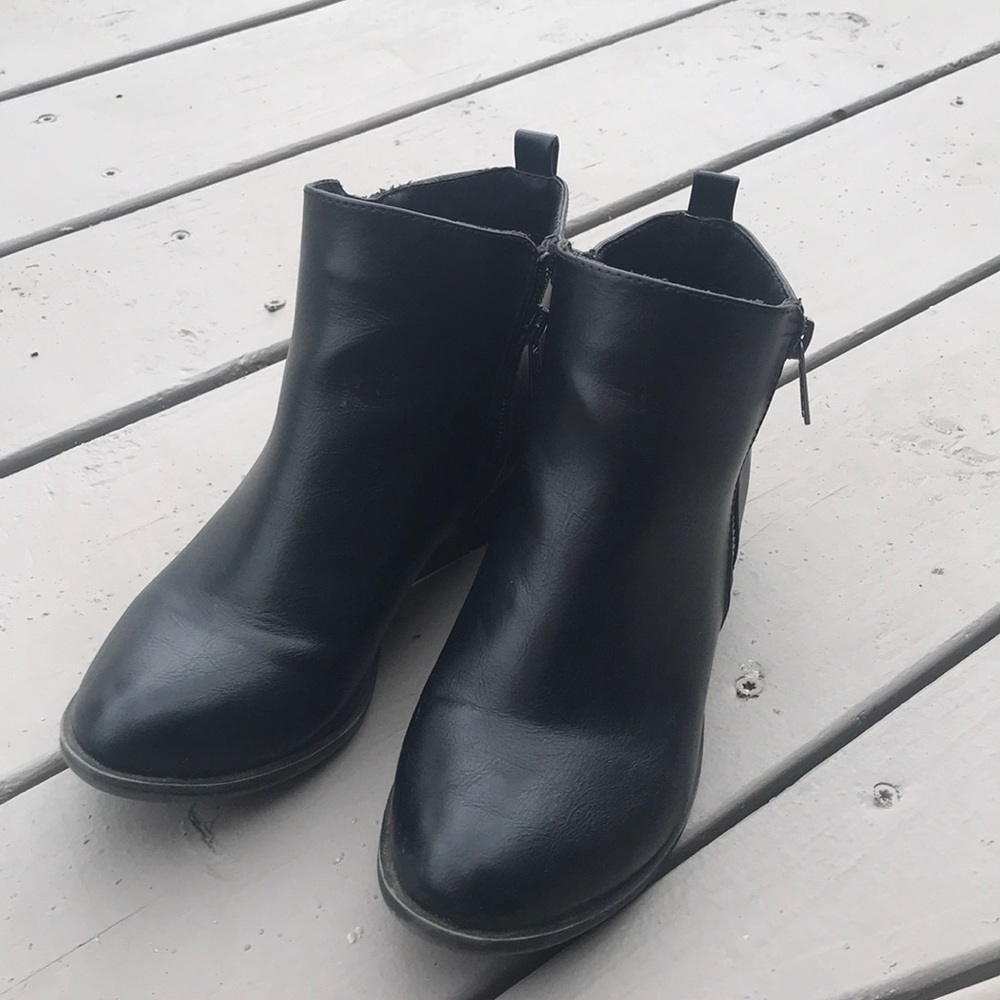🥳 (SOLD) Black booties with zippers
